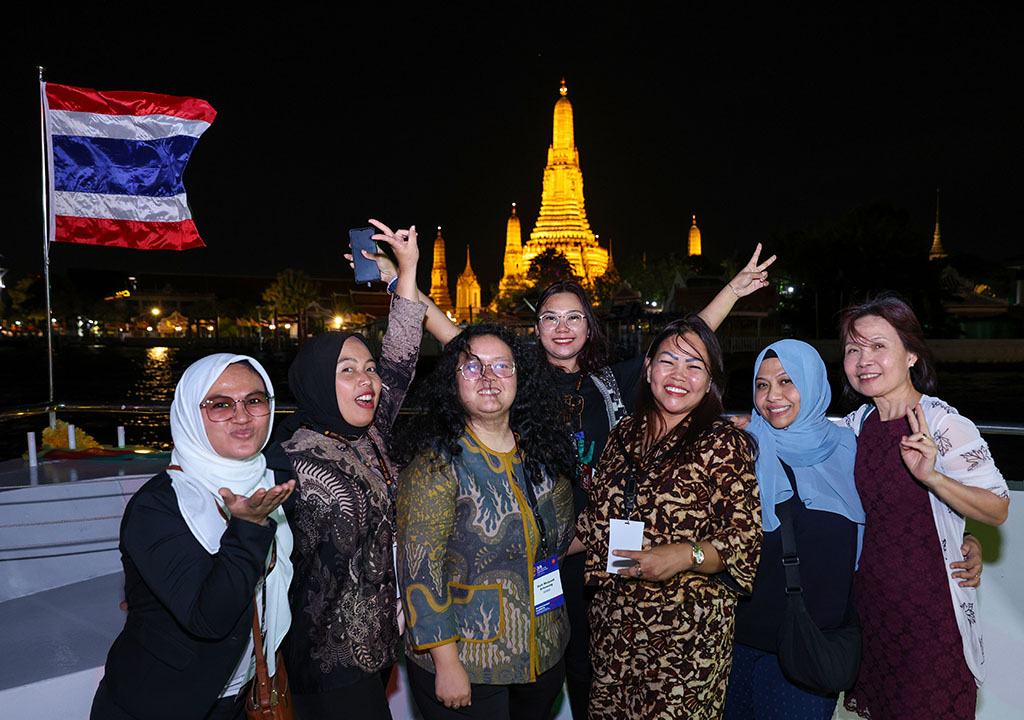 Bangkok Photographer river cruise event on the Chao Phraya with Wat Arun and Thailand flag