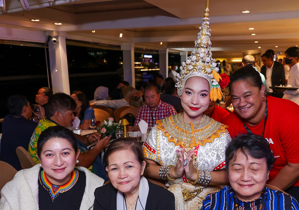 Boat cruise Chao Phrya river bangkok photographer traditional costume